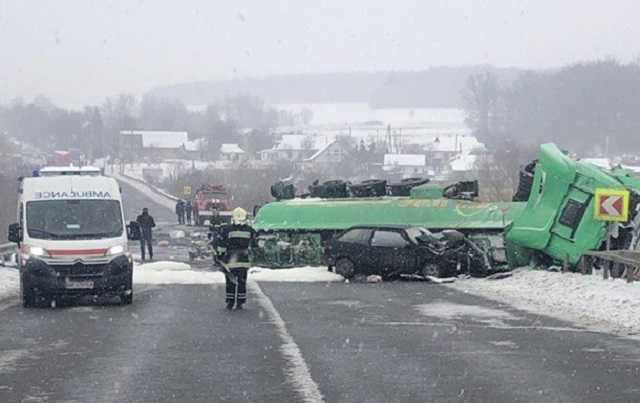 ’’Может вспыхнуть!’’ Под Винницей произошло масштабное ДТП с бензовозом