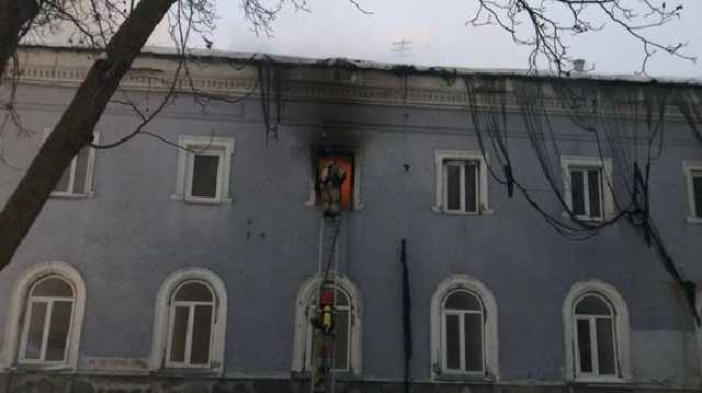 Пожар в Киево-Печерской лавре: огонь тушат 44 спасателя