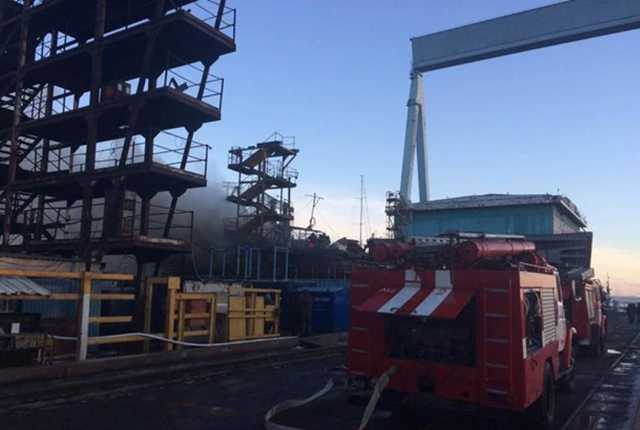 В Николаеве в цеху загорелся буксир