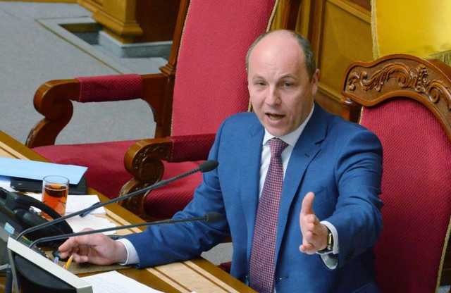 Запрещая нардепам ездить в командировки во время пленарных заседаний, Парубий нарушил ряд законов - политолог