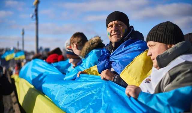 В Киеве на мосту Патона развернут огромный флаг Украины