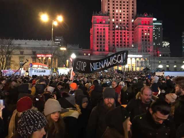 У Варшаві тисячі людей вшановують пам’ять мера Гданська