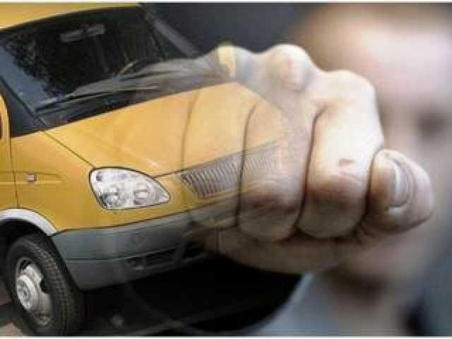 В Черновцах водитель маршрутки подрался с пассажиром