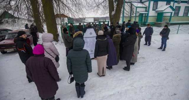 В Житомирской области свободовцы при участии главы сельсовета захватили храм УПЦ