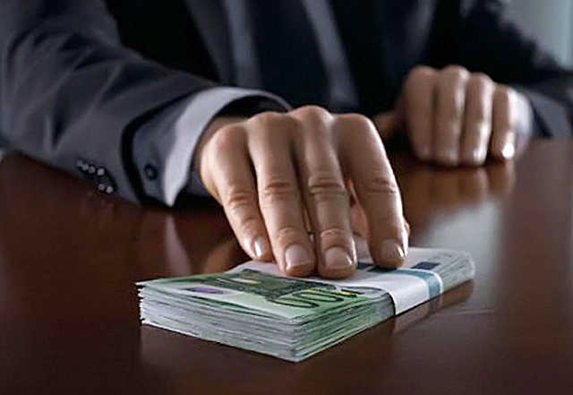 В холодильнике, яйцах, туалете – где прячут взятки украинские чиновники