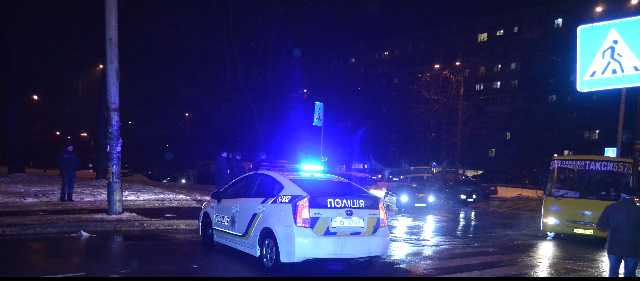 В Киеве пенсионерка выскочила из-за маршрутки и угодила под автомобиль Mazda