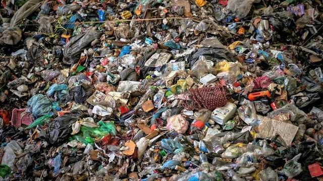 Донецк завалило мусором: местные жители жалуются на грязь и ужасный запах