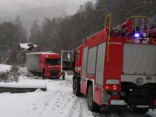 В Ужгороде из-за большого количества снега обрушилась крыша пятиэтажки