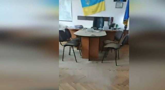 Возмущенные жители засыпали песком кабинет житомирского чиновника