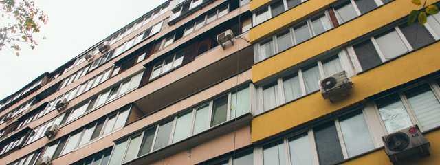 В Киеве на Троещине женщина пыталась выпрыгнуть из окна десятого этажа