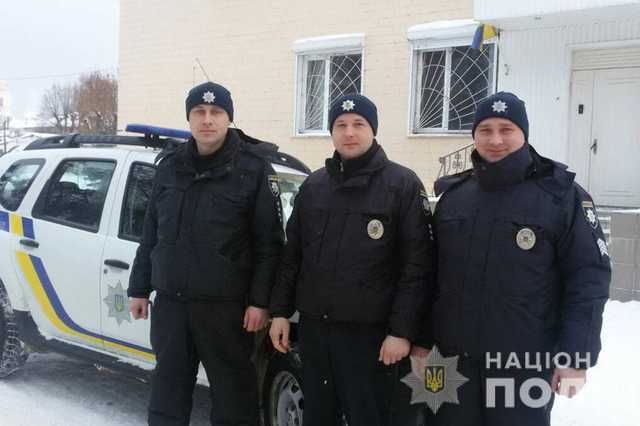 На Чернігівщині поліцейські врятували з пожежі чотирьох дітей