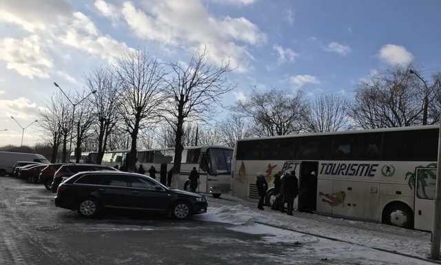 На Томос-тур с Порошенко и Филаретом в Луцке свозили людей автобусами