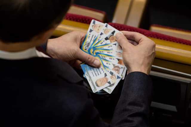 Депутат від “Опоблоку” вихвалявся картками однопартійців перед голосуванням