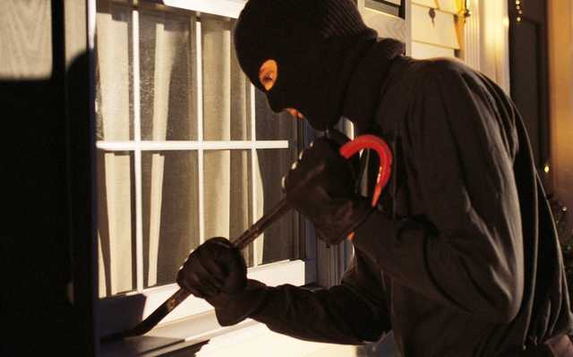 Взломал замок ночью: в Одессе бездомный избил и ограбил женщину