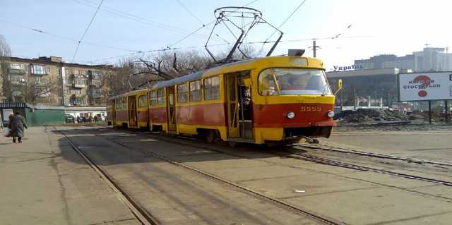 В Киеве разъяренные пешеходы убрали авто двух «героев парковки» с трамвайных путей