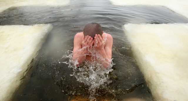 12000 человек приняли участие в массовых купаниях на Крещение в Киевской области