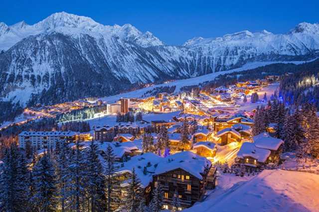 "Люди прыгали из окон": на курорте Куршевель вспыхнул масштабный пожар. Есть погибшие