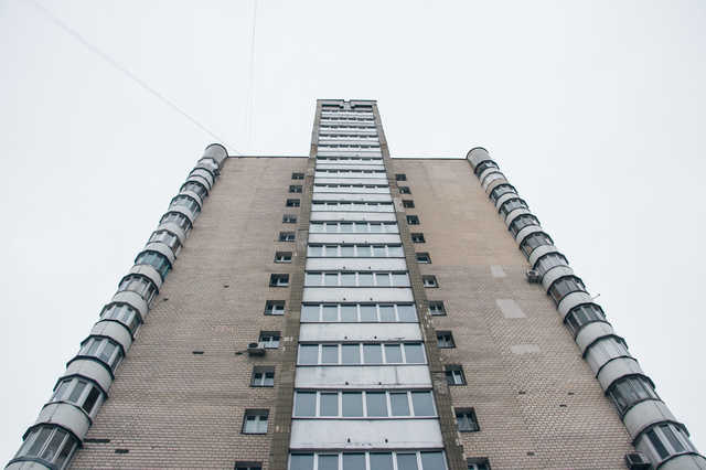 В Киеве на Отрадном при падении с 17 этажа мужчине оторвало ногу