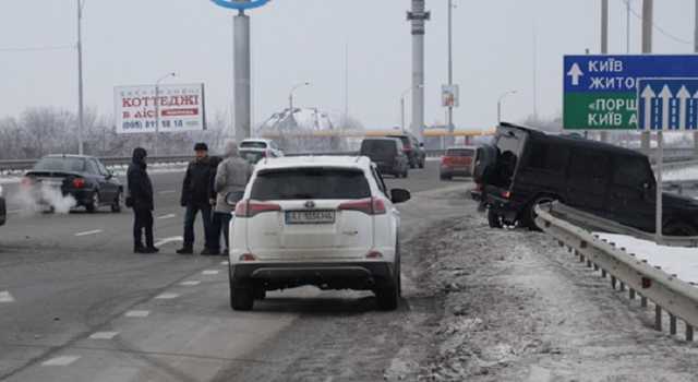 Под Киевом Toyota отправила Gelandewagen за отбойник и перевернулась: пострадал мужчина