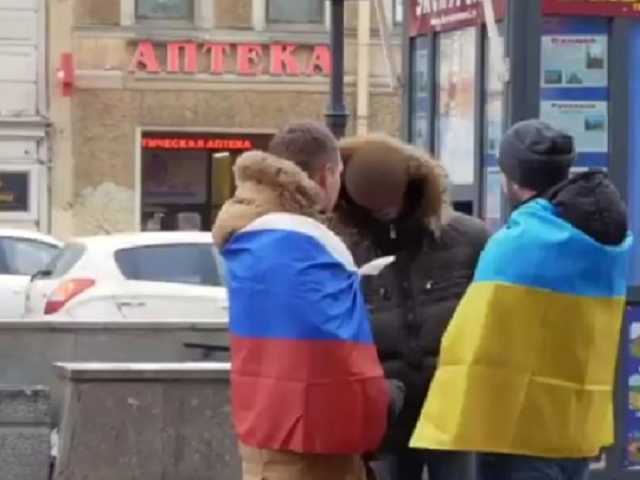 В центре Петербурга сняли показательное видео с флагом Украины: реакция россиян шокирует