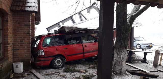 На Закарпатье автомобиль влетел в кафе из-за пьяного водителя
