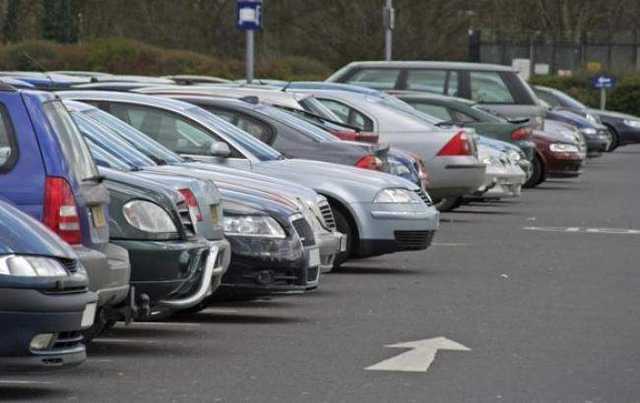 На столичной Лукьяновке автохам припарковался на рельсах и заблокировал движение трамвая