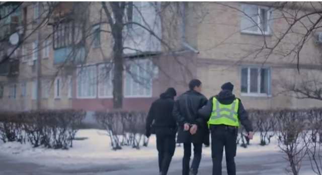 Бил ногами и стрелял в прохожих: в Киеве посреди улицы произошло кровавое нападение