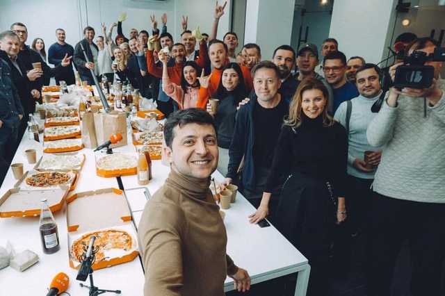 С пиццей на столе: Зеленского выдвинули в президенты