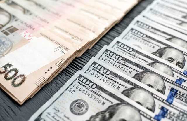 Украинцам разрешат покупать и продавать доллары на кассе супермаркета