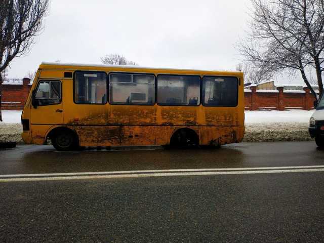 В Днепре маршрутка в пути потеряла колесо