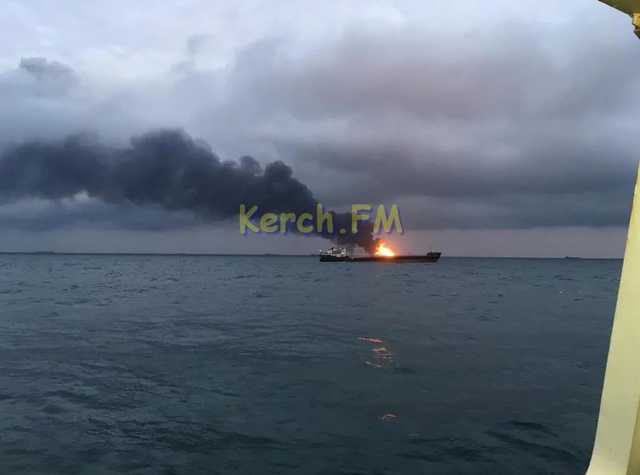 В результате пожара на двух судах вблизи Керченского пролива погибли 10 человек
