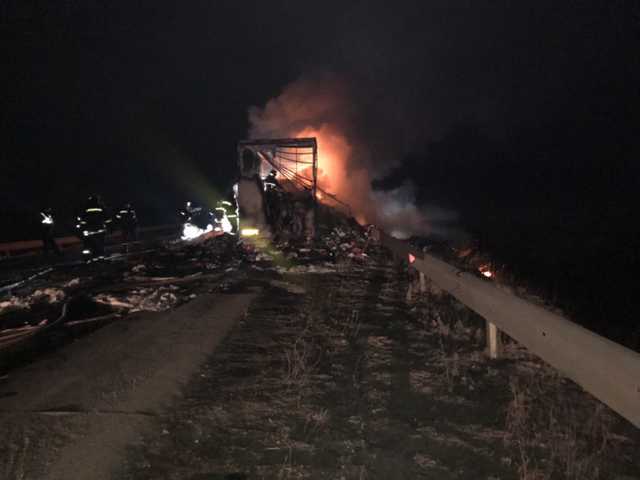 На трассе в Хмельницкой области в грузовике сгорело 10 тонн одежды