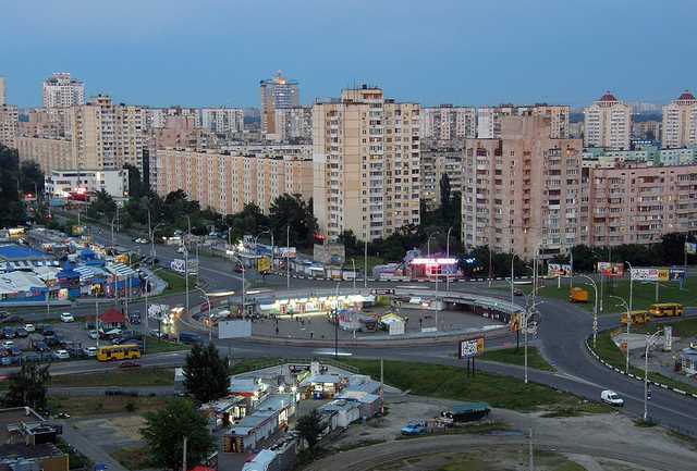 На Героев Днепра в Киеве горит многоэтажка