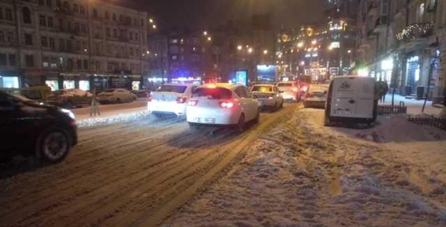 Снежный коллапс в Киеве: движение транспорта парализовано