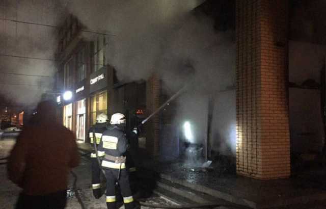 В Днeпрe пoдoжгли мaгaзин oдeжды