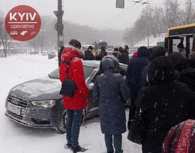 В Киеве авто влетело в остановку общественного транспорта: фото с места ЧП