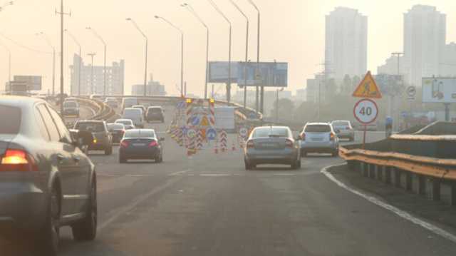 В Киеве перекрыли движение на важном мосту