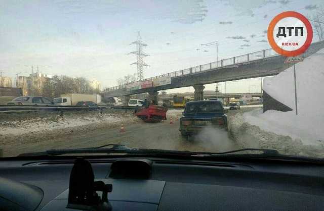 Авто легло на “спину”: опубликовано фото серьезного ДТП возле моста в Киеве