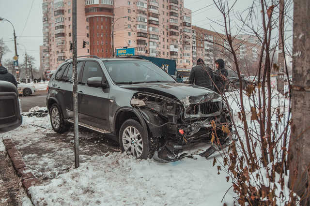В Киеве BMW X5 с ребенком врезался в Kia Ceed
