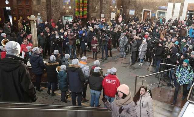 На киевском вокзале прошел флэшмоб
