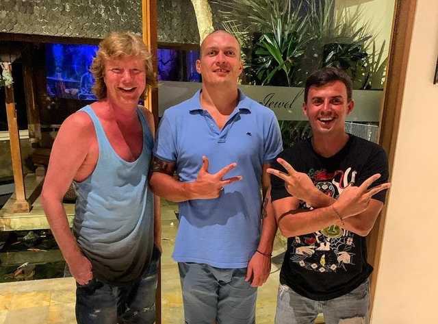 С поклонниками Путина: Усик оскандалился во время отдыха на Бали