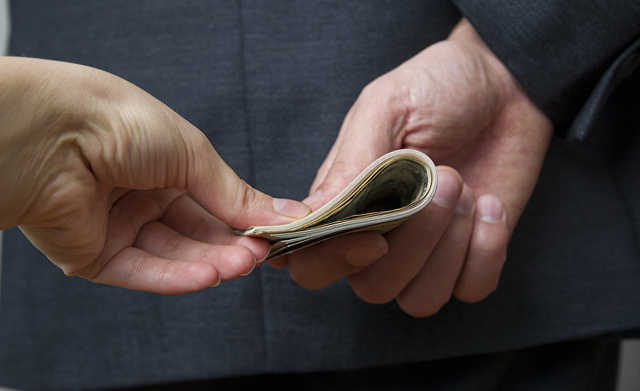 Глава Турковского райсуда получал взятки в туалете