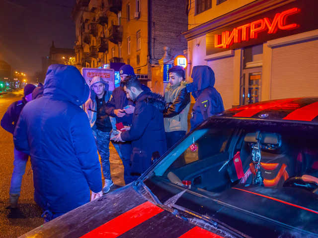 В Днепре таксисты не позволили пьяному иностранцу на BMW разъезжать по городу