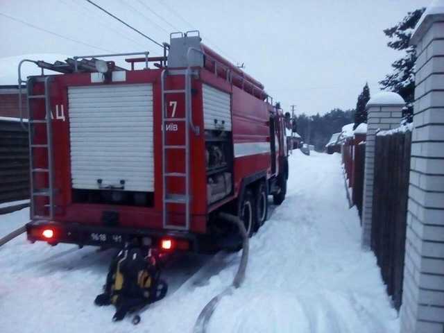 В Киеве горел деревянный жилой дом