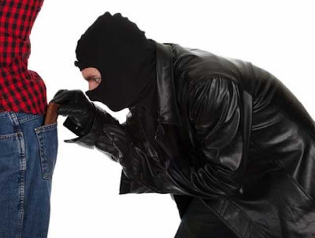 Опубликовано видео, как мужчина нагло украл телефон из магазина в Киеве