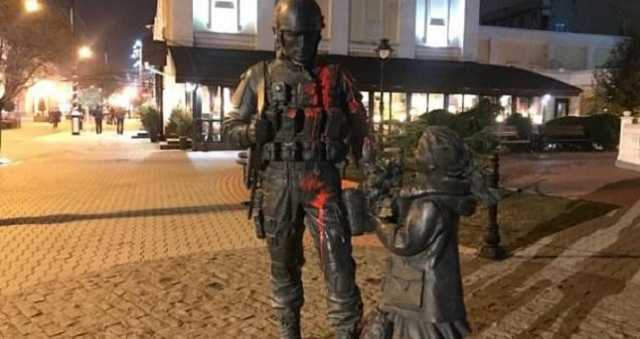 В Крыму облили краской памятник оккупантам