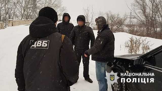 Банда валютных аферистов массово "кидала" киевлян и пыталась обокрасть квартиру судьи