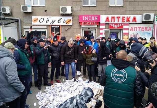 В Запорожье на улице сожгли гору лекарств