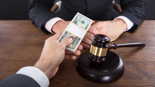 Стало известно, сколько украинцы за год потратили на взятки