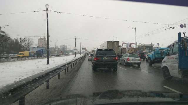 В Киеве аномальный туман привел к массовым пробкам по всему городу